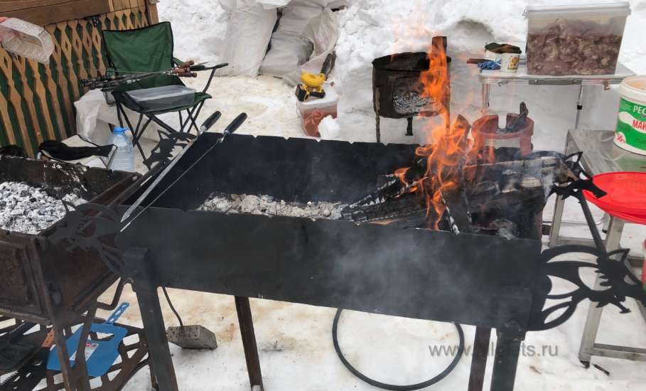 На площади Ленина в Ельце сегодня горят костры и жарят шашлыки!