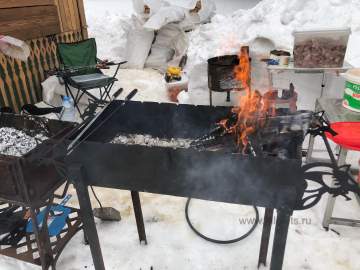 На площади Ленина в Ельце сегодня горят костры и жарят шашлыки!