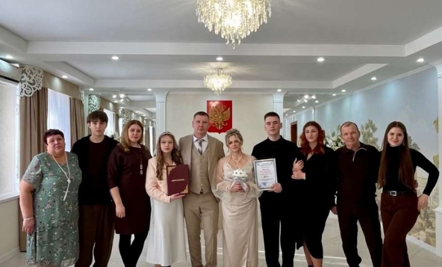Вчера гостями Елецкого районного ЗАГСа стала по-королевски красивая, невероятная пара Вобликовых Сергея и Елены!