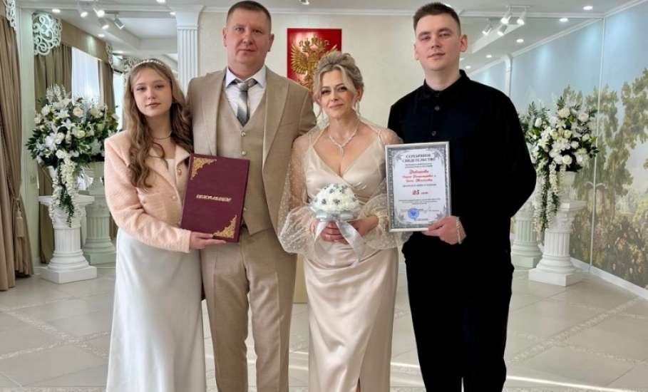 Вчера гостями Елецкого районного ЗАГСа стала по-королевски красивая, невероятная пара Вобликовых Сергея и Елены!