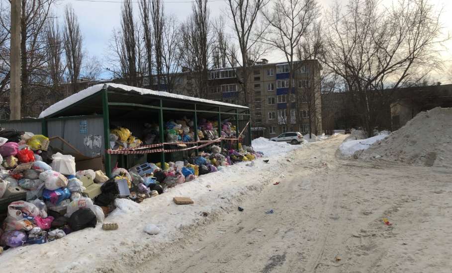 Переполненные мусорные баки стоят сегодня в Ельце! Организация по сбору мусора не выполняет свои обязанности!