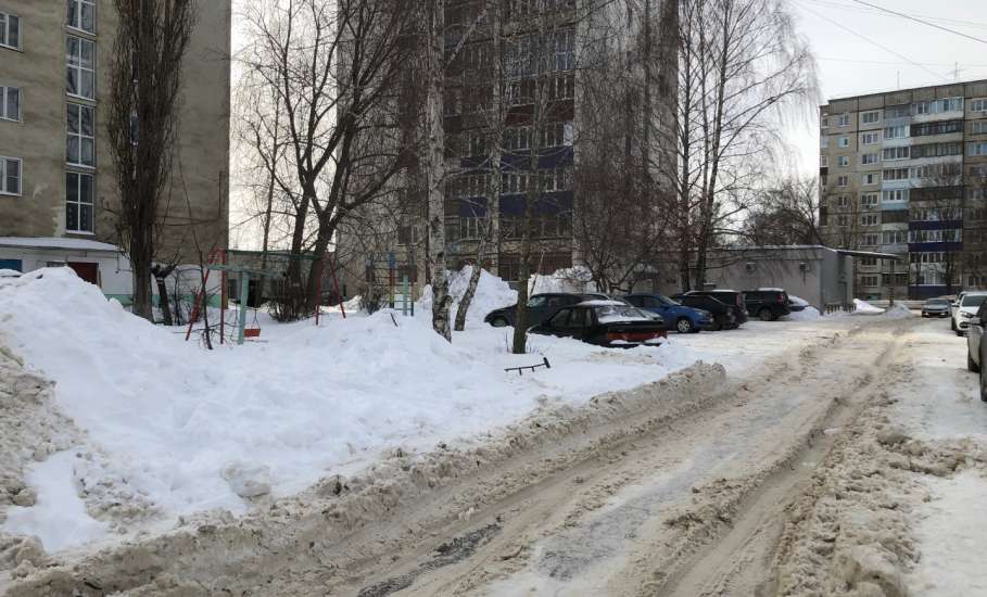 Переполненные мусорные баки стоят сегодня в Ельце! Организация по сбору мусора не выполняет свои обязанности!