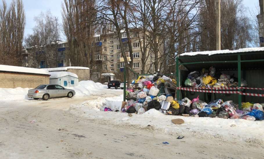Переполненные мусорные баки стоят сегодня в Ельце! Организация по сбору мусора не выполняет свои обязанности!