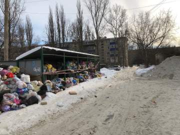 Переполненные мусорные баки стоят сегодня в Ельце! Организация по сбору мусора не выполняет свои обязанности!
