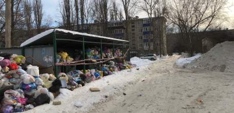 Переполненные мусорные баки стоят сегодня в Ельце! Организация по сбору мусора не выполняет свои обязанности!