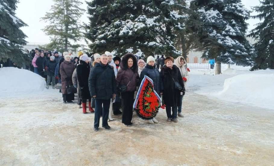 Сегодня, 23 февраля, в День защитника Отечества, на площади Революции состоялось памятное мероприятие и возложение