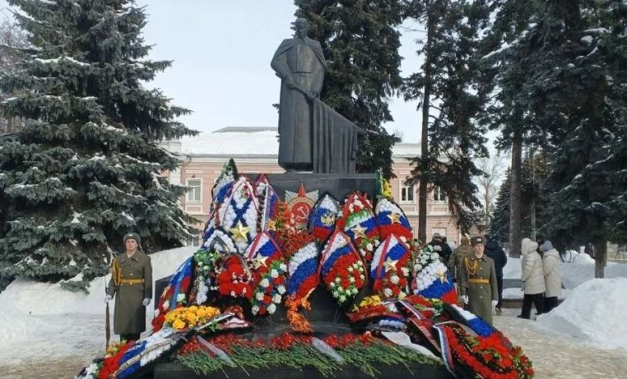 Сегодня, 23 февраля, в День защитника Отечества, на площади Революции состоялось памятное мероприятие и возложение