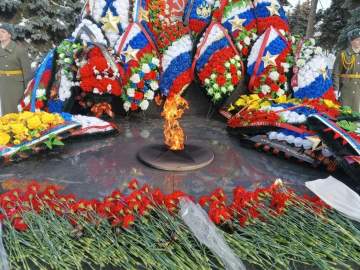 Сегодня, 23 февраля, в День защитника Отечества, на площади Революции состоялось памятное мероприятие и возложение