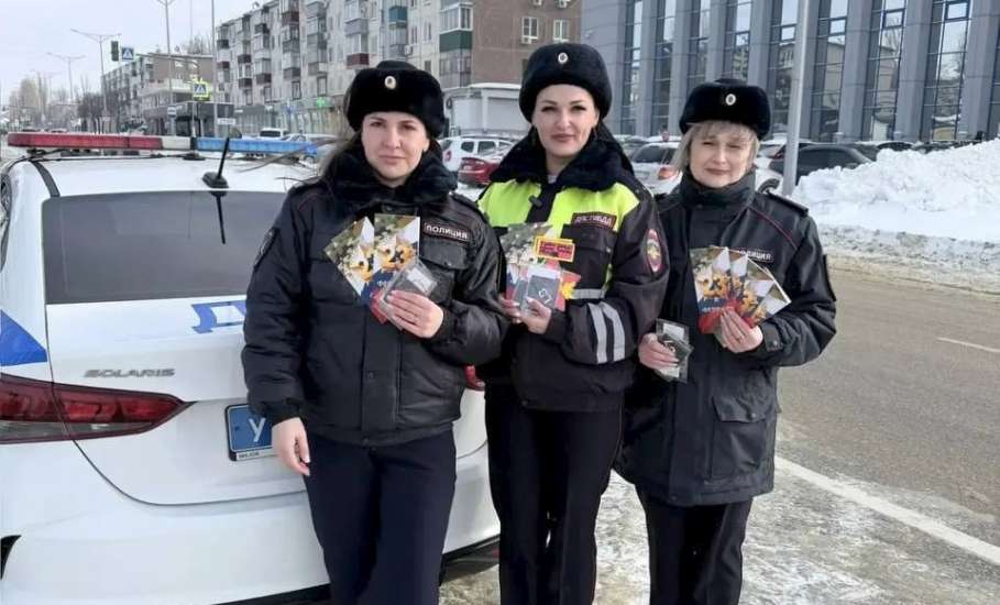 В Липецкой области сотрудники Госавтоинспекции поздравляли водителей с Днём защитника Отечества!