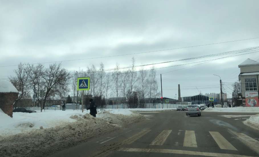 На некоторых улицах машины не могут разъехаться в городе. Не вывезен снег