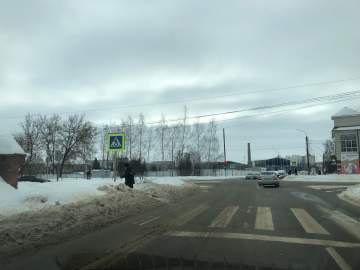 На некоторых улицах машины не могут разъехаться в городе. Не вывезен снег