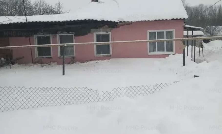 На двухквартирном доме в Измалково рухнула кровля!