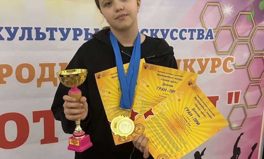 Поздравляем Еву Тучкову и Варю Лапшину- солисток студии эстрадного вокала "Поющий город" Городского дворца культуры