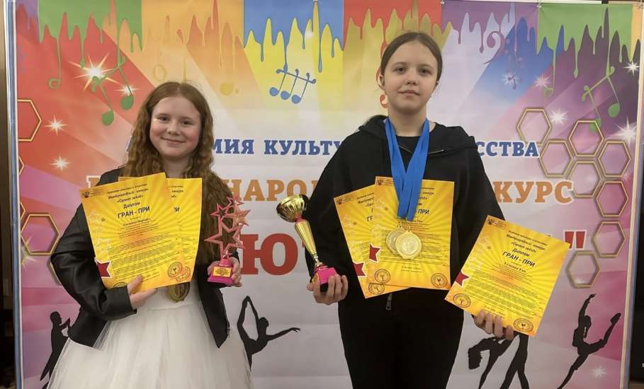 Поздравляем Еву Тучкову и Варю Лапшину- солисток студии эстрадного вокала "Поющий город" Городского дворца культуры