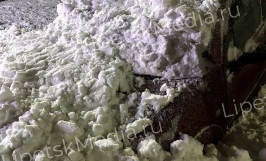 Снег с крыши раздавил машину в Ельце!