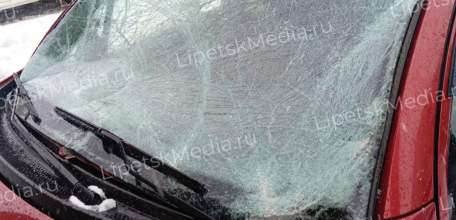 Снег с крыши раздавил машину в Ельце!