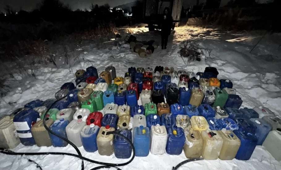 Бензин из вагона-цистерны воровали машинисты, помощники и безработный