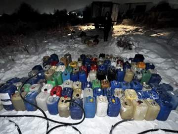 Бензин из вагона-цистерны воровали машинисты, помощники и безработный