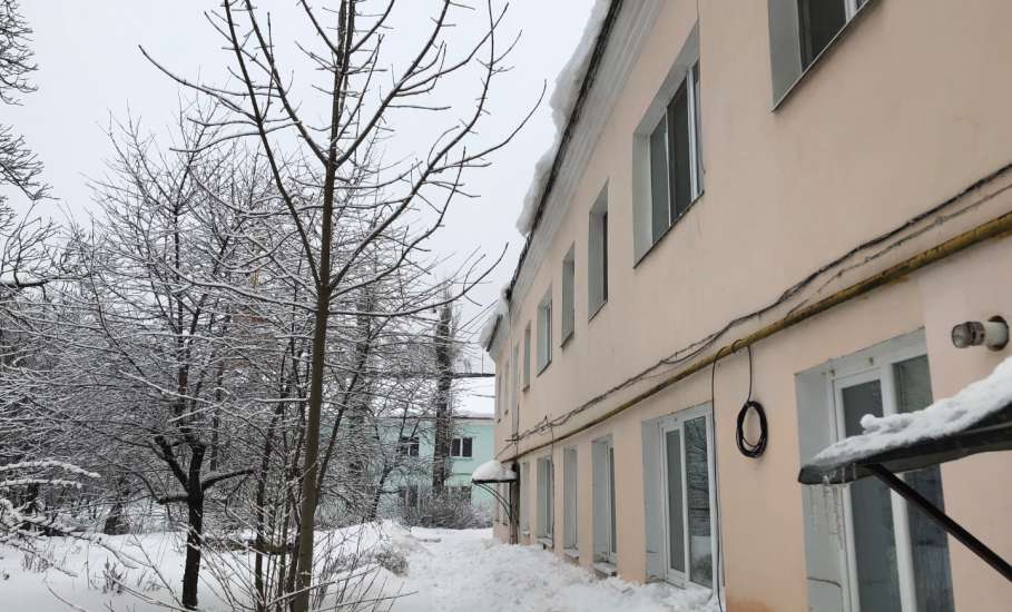 Где работа управляющих компаний по очистке крыш домов от снега?