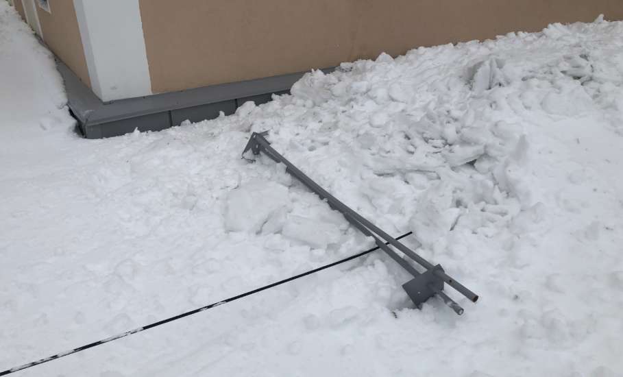 Где работа управляющих компаний по очистке крыш домов от снега?