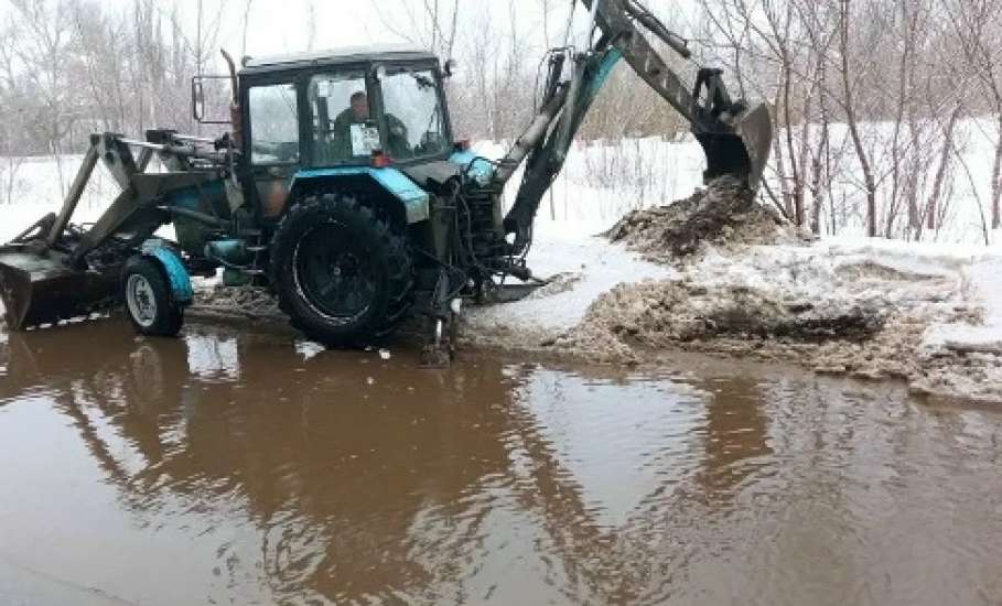 В Ельце устраняют скопление воды!