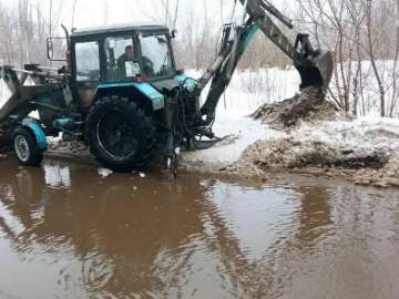 В Ельце устраняют скопление воды!