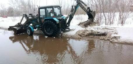 В Ельце устраняют скопление воды!