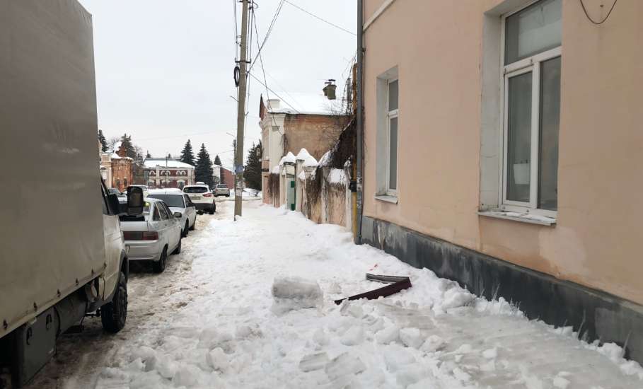 После нашей вчерашней публикации снег с крыши убрали в центре города. Вместе с частью конструкции крыши!
