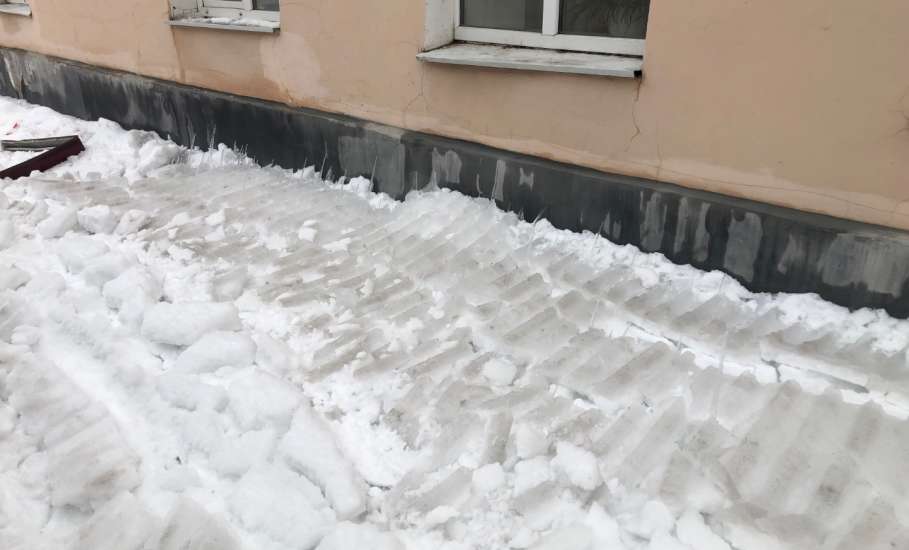 После нашей вчерашней публикации снег с крыши убрали в центре города. Вместе с частью конструкции крыши!