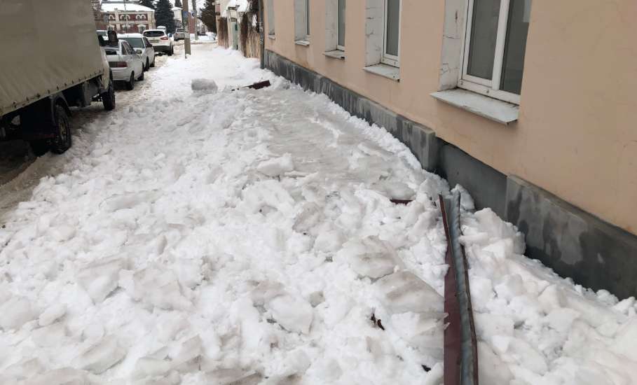После нашей вчерашней публикации снег с крыши убрали в центре города. Вместе с частью конструкции крыши!