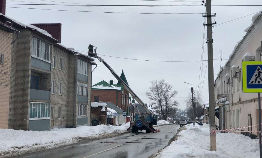 После нашей вчерашней публикации снег с крыши убрали в центре города. Вместе с частью конструкции крыши!