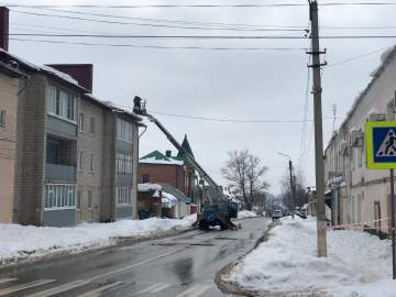 После нашей вчерашней публикации снег с крыши убрали в центре города. Вместе с частью конструкции крыши!