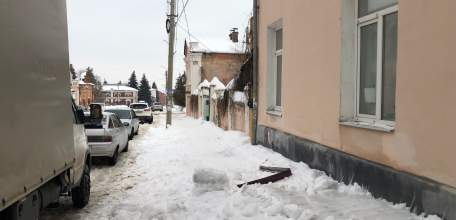 После нашей вчерашней публикации снег с крыши убрали в центре города. Вместе с частью конструкции крыши!