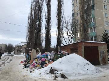 Сегодня опять стоят переполненные мусорные контейнеры по городу!