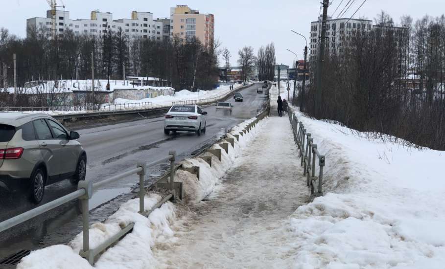 Жителей Ельца достала проблема на Дамбе, когда их обливают водой на тротуаре проезжающие мимо машины!