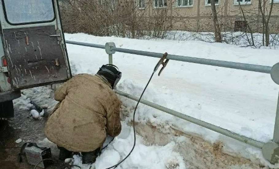 В Ельце выполнен ремонт пешеходного ограждения на ул. Спутников