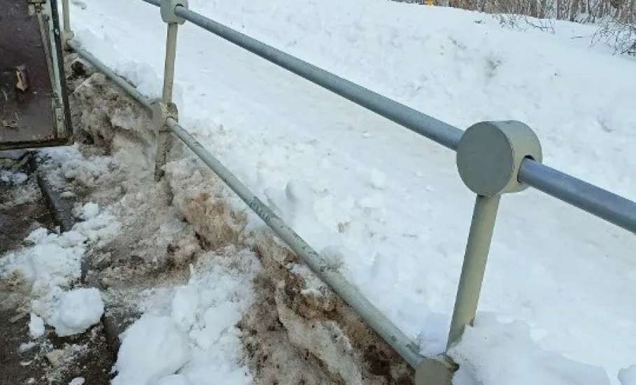 В Ельце выполнен ремонт пешеходного ограждения на ул. Спутников