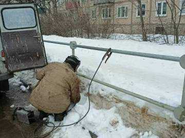 В Ельце выполнен ремонт пешеходного ограждения на ул. Спутников