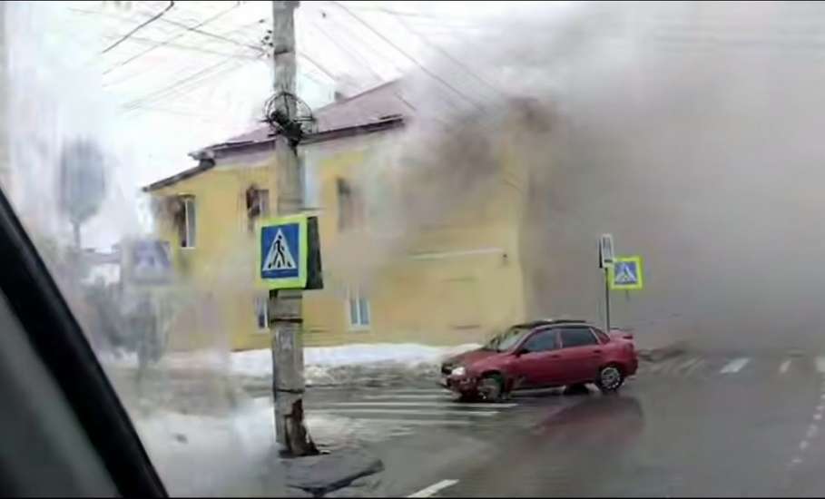 Центр Ельца заволокло дымом из-за пожара в жилом доме на улице 9 Декабря!