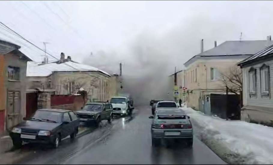 Центр Ельца заволокло дымом из-за пожара в жилом доме на улице 9 Декабря!