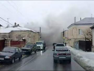 Центр Ельца заволокло дымом из-за пожара в жилом доме на улице 9 Декабря!
