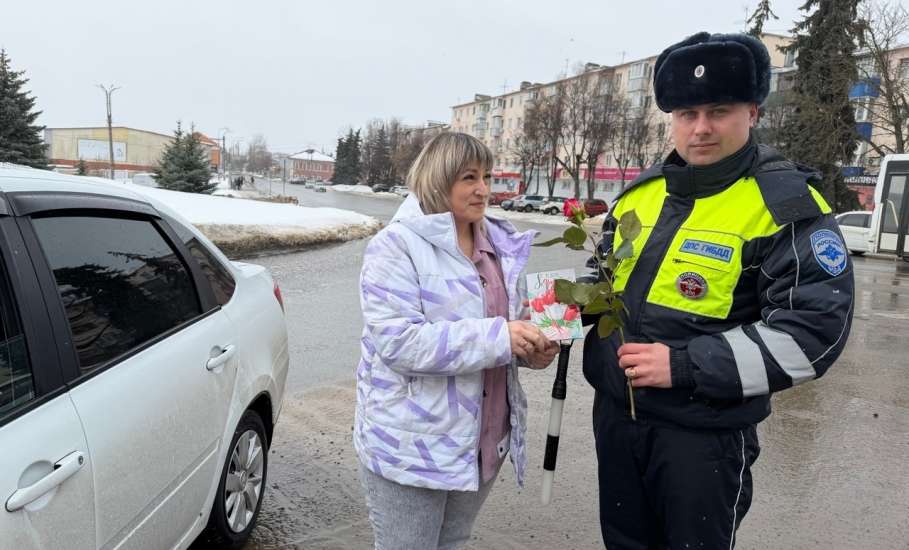 Сотрудники Госавтоинспекции поздравили женщин-водителей с наступающим праздником!