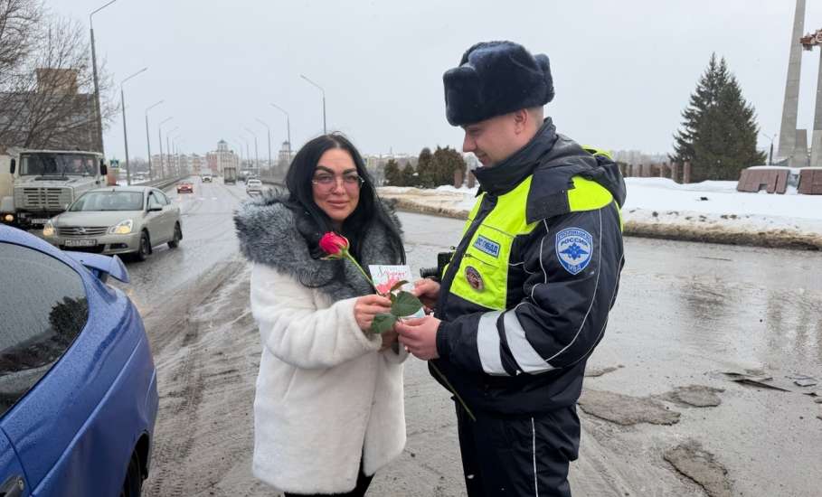 Сотрудники Госавтоинспекции поздравили женщин-водителей с наступающим праздником!