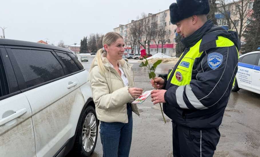 Сотрудники Госавтоинспекции поздравили женщин-водителей с наступающим праздником!