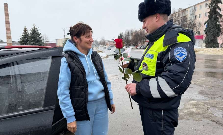 Сотрудники Госавтоинспекции поздравили женщин-водителей с наступающим праздником!