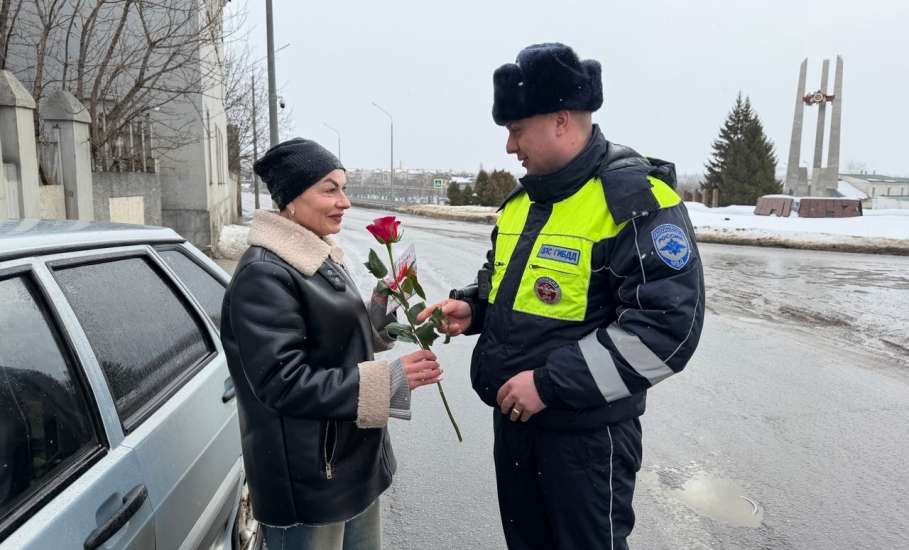 Сотрудники Госавтоинспекции поздравили женщин-водителей с наступающим праздником!