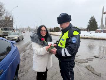 Сотрудники Госавтоинспекции поздравили женщин-водителей с наступающим праздником!