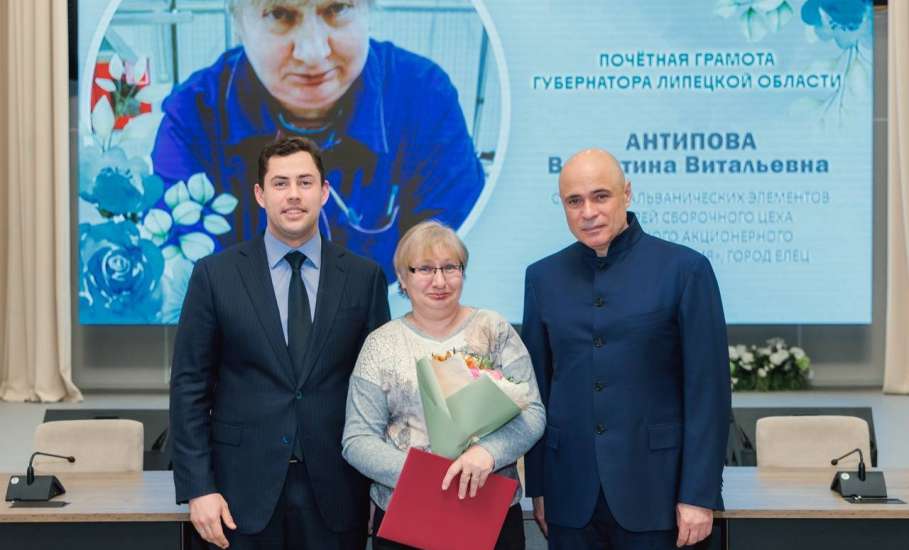 3 марта в правительстве Липецкой области губернатор Игорь Артамонов и спикер облсовета Владимир Сериков вручили федеральные награды 14 женщинам