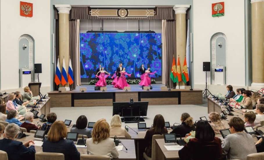 3 марта в правительстве Липецкой области губернатор Игорь Артамонов и спикер облсовета Владимир Сериков вручили федеральные награды 14 женщинам