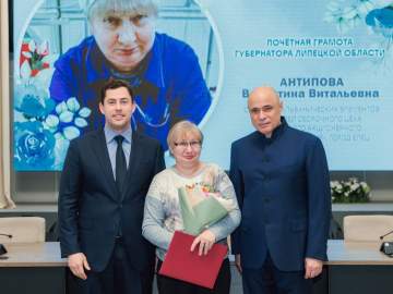 3 марта в правительстве Липецкой области губернатор Игорь Артамонов и спикер облсовета Владимир Сериков вручили федеральные награды 14 женщинам